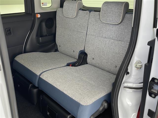 【後部座席】大人が座っても余裕のある広さです!!頭上や足元のスペースも広く取ってあります!