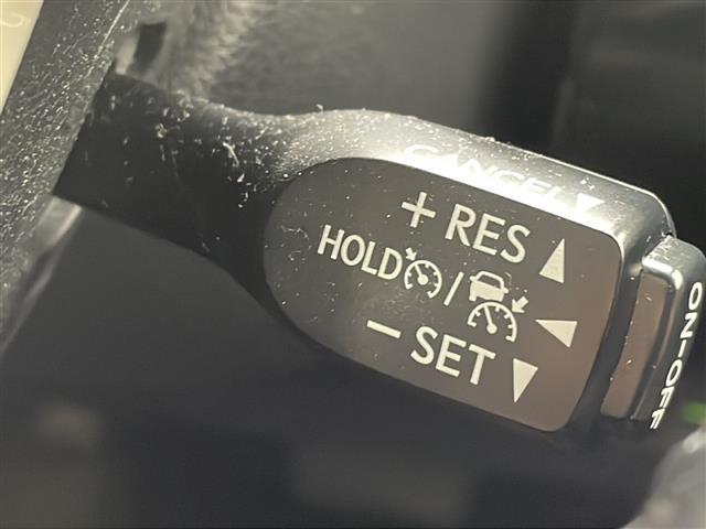 【 クルーズコントロール 】高速道路で便利なクルーズコントロールも装着済み。アクセルを離しても一定速度で走行ができる装備です。加速減速もスイッチ操作でOKです。