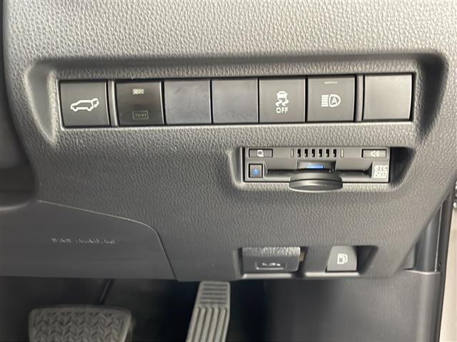 【パワーバックドア】荷物を抱えた状態でもリアゲートの開閉が可能です！お買い物時やアウトドアの際に役立ちますね。