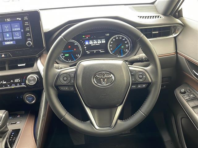 【ステアリング】軽い力で扱いやすいハンドルです。目立つ傷やスレなどなく綺麗な状態です！除菌プランいれていただくとさらに快適に！清潔なお車はお子様にも安心ですね！