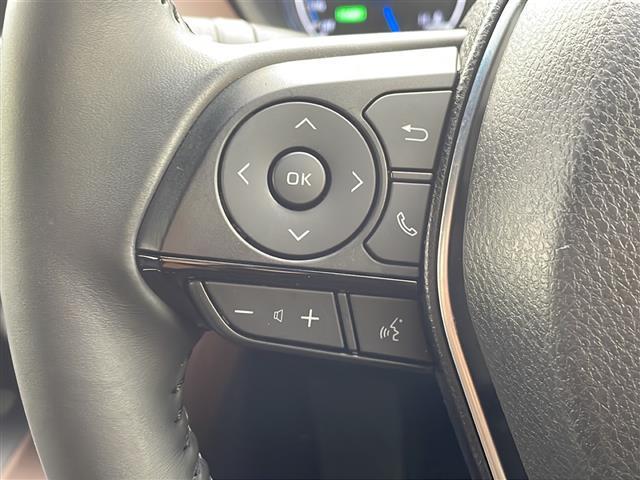 【ステアリングスイッチ】手元のボタンから、オーディオやナビなどの操作ができるので、よそ見をせずに安全に運転に集中できます!