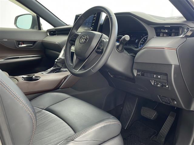 【運転席】座り心地が良いシートなので長時間の運転でも快適にお過ごしいただけます。新品のフロアマットのご注文も可能です。掲載箇所以外にご希望の写真がございましたらお気軽にお問い合わせ下さい。