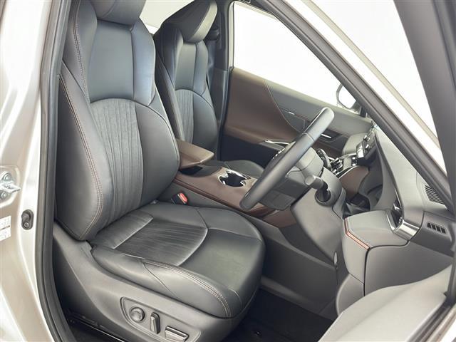 【運転席】座り心地が良いシートなので長時間の運転でも快適にお過ごしいただけます。新品のフロアマットのご注文も可能です。掲載箇所以外にご希望の写真がございましたらお気軽にお問い合わせ下さい。