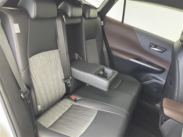 【後部座席】大人が座っても余裕のある広さです!!頭上や足元のスペースも広く取ってあります!