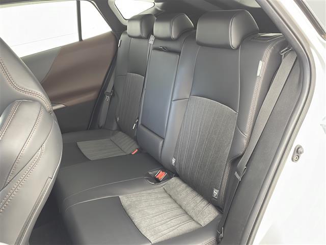 【後部座席】大人が座っても余裕のある広さです!!頭上や足元のスペースも広く取ってあります!