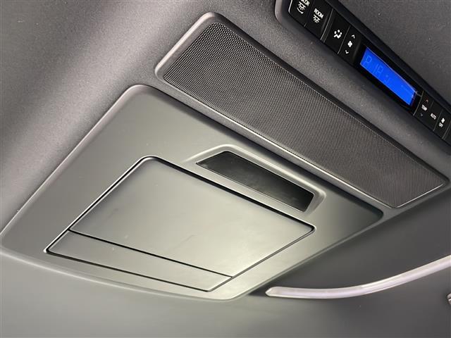 【フリップダウンモニター】長時間のドライブでも後席モニターがあれば快適♪お子様を持つお父さんお母さんの強い味方。