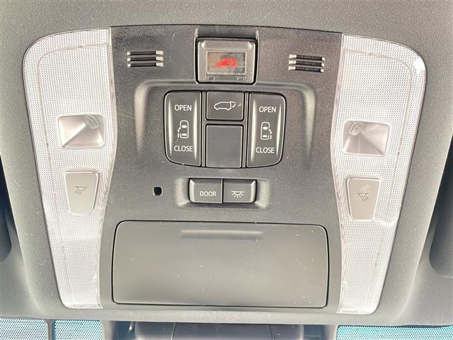 【 両側パワースライドドア 】小さなお子様でもボタン一つで楽々乗り降り出来ます。駐車場で両手に荷物を抱えている時もボタン一つで自動で開いてくれますので、ご家族でのお買い物にとっても便利な装備です。