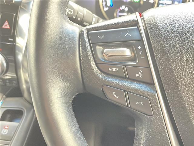 【 ステアリングスイッチ 】手元のスイッチでナビ操作が可能です。非常に便利な機能です。取り付けのナビによってはオプション設定となっております。