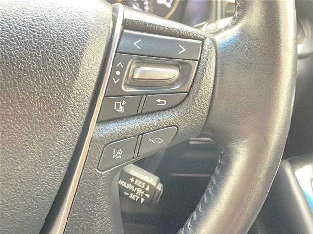 【 ステアリングスイッチ 】手元のスイッチでナビ操作が可能です。非常に便利な機能です。取り付けのナビによってはオプション設定となっております。