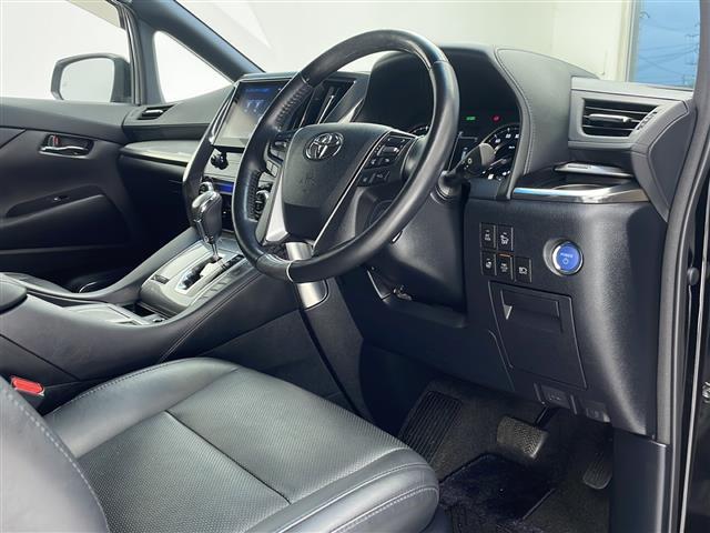 【 メモリー付パワーシート 】シートポジションがしっかり決まると、運転操作が楽になりますね。微調整が可能なので、様々なシーンでも活躍できます。