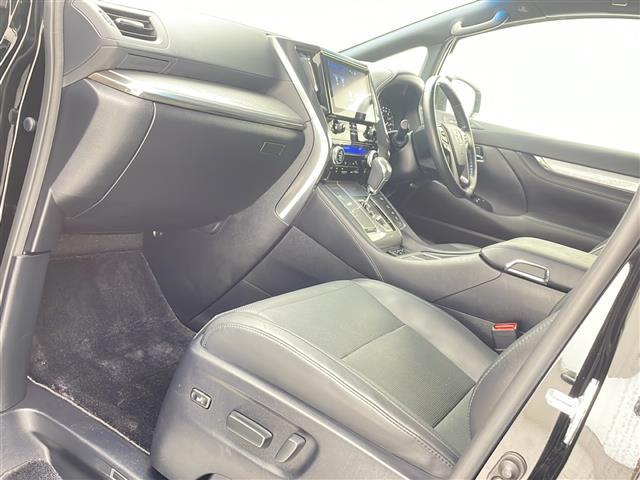 【 メモリー付パワーシート 】シートポジションがしっかり決まると、運転操作が楽になりますね。微調整が可能なので、様々なシーンでも活躍できます。