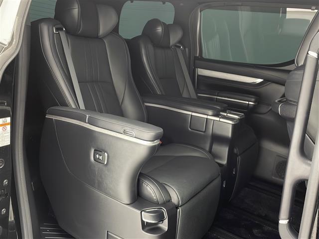 【 セカンドシート 】2列目も広々お乗りいただけます。