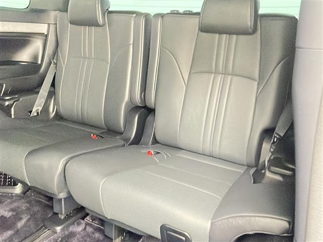 【 サードシート 】3列目のシートも広々していて居住性が高くなっています。ファミリープランの方にもぴったりです。