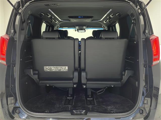 【ラゲッジスペース】ダンボールなどの大きい荷物も釣り具などの長尺物まで様々載せられそうです。