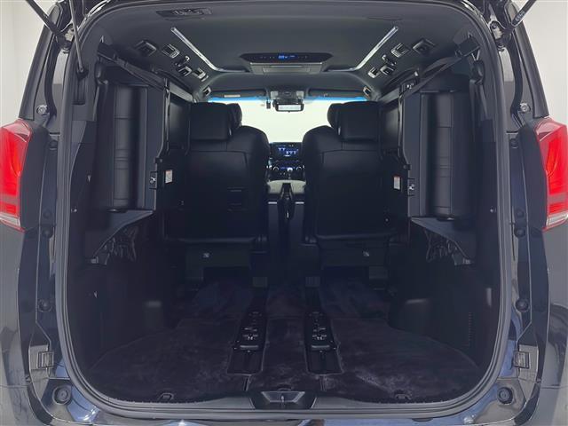 【ラゲッジスペース】ダンボールなどの大きい荷物も釣り具などの長尺物まで様々載せられそうです。