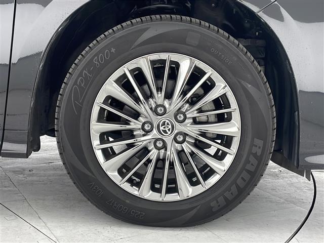 【純正アルミホイール】専用のアルミなので、お車のイメージにぴったり。社外のアルミやスタッドレスタイヤも取り扱いございます。ドレスアップもカスタマイズもお任せください。