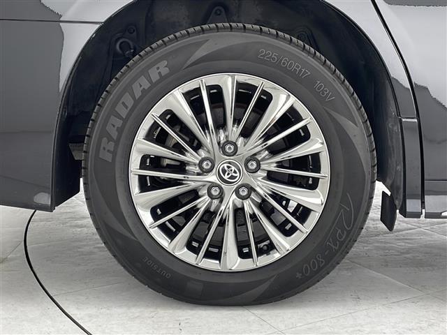 【純正アルミホイール】専用のアルミなので、お車のイメージにぴったり。社外のアルミやスタッドレスタイヤも取り扱いございます。ドレスアップもカスタマイズもお任せください。