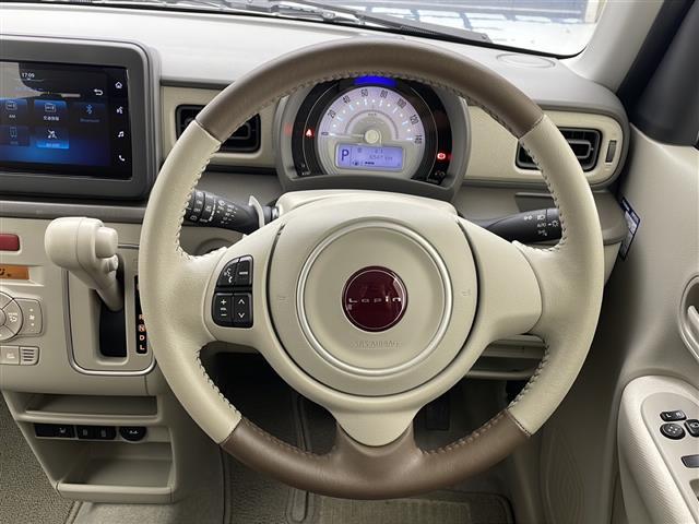 【ステアリング】軽い力で扱いやすいハンドルです。目立つ傷やスレなどなく綺麗な状態です！除菌プランいれていただくとさらに快適に！清潔なお車はお子様にも安心ですね！