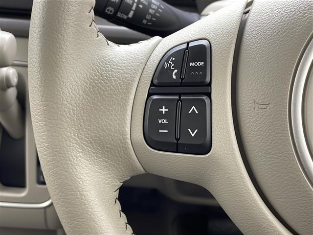 【ステアリングスイッチ】手元のボタンから、オーディオやナビなどの操作ができるので、よそ見をせずに安全に運転に集中できます!