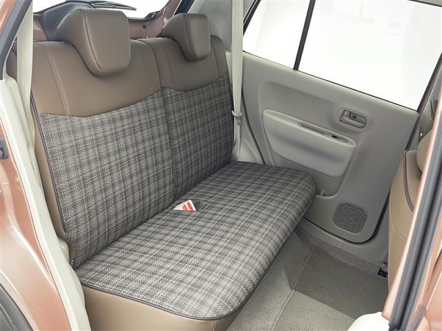 【後部座席】大人が座っても余裕のある広さです!!頭上や足元のスペースも広く取ってあります!