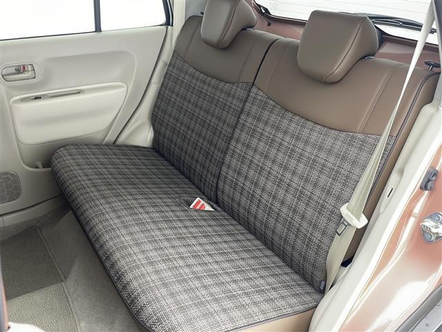 【後部座席】大人が座っても余裕のある広さです!!頭上や足元のスペースも広く取ってあります!