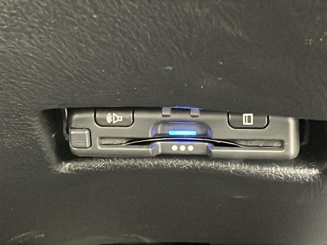 シエンタ ハイブリッドＧ　クエロ　純正ナビ　両側パワースライドドア　ＥＴＣ　トヨタセーフティセンス　プッシュスタート　スマートキー　クルーズコントロール　ハーフレザーシート　シートヒーター　ＬＥＤヘッドライト　オートライト（7枚目）