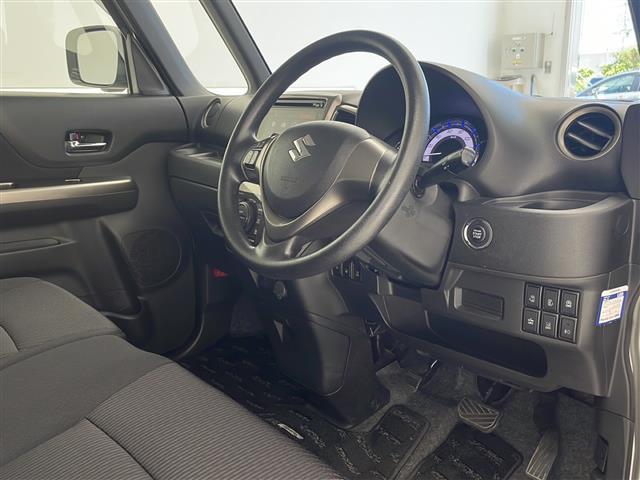 【運転席】座り心地が良いシートなので長時間の運転でも快適にお過ごしいただけます。新品のフロアマットのご注文も可能です。掲載箇所以外にご希望の写真がございましたらお気軽にお問い合わせ下さい。