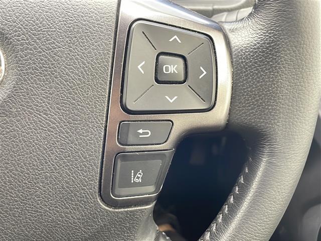 【ステアリングスイッチ】手元のボタンから、オーディオやナビなどの操作ができるので、よそ見をせずに安全に運転に集中できます！