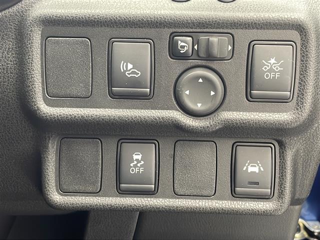 【　横滑り防止装置　】急なハンドル操作時や滑りやすい路面を走行中に車両の横滑りを感知すると、自動的に車両の進行方向を保つように車両を制御します。』