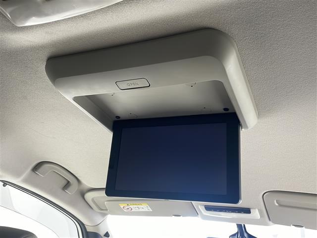 【　フリップダウンモニター　】天井にはフリップダウンモニターも装備されております♪お子様など、ロングドライブでも退屈せず楽しくお過ごしいただけます。