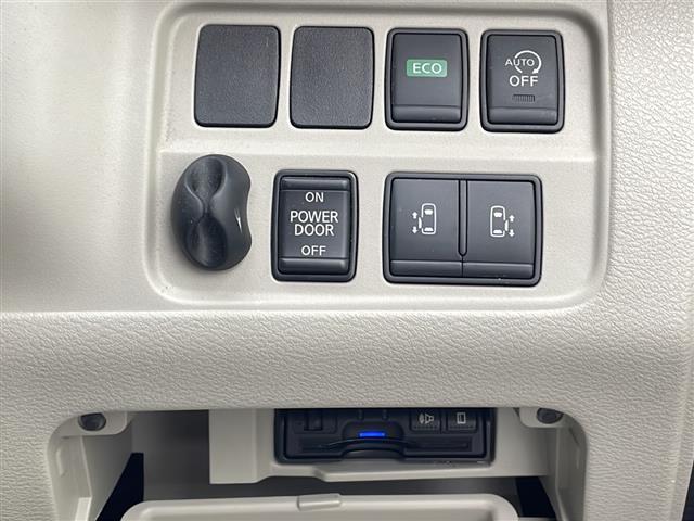 【　両側パワースライドドア　】小さなお子様でもボタンひとつで楽々乗り降り出来ます♪駐車場で両手に荷物を抱えている時もボタンひとつで自動で開いてくれますので、ご家族でのお買い物にとっても便利な装備です♪