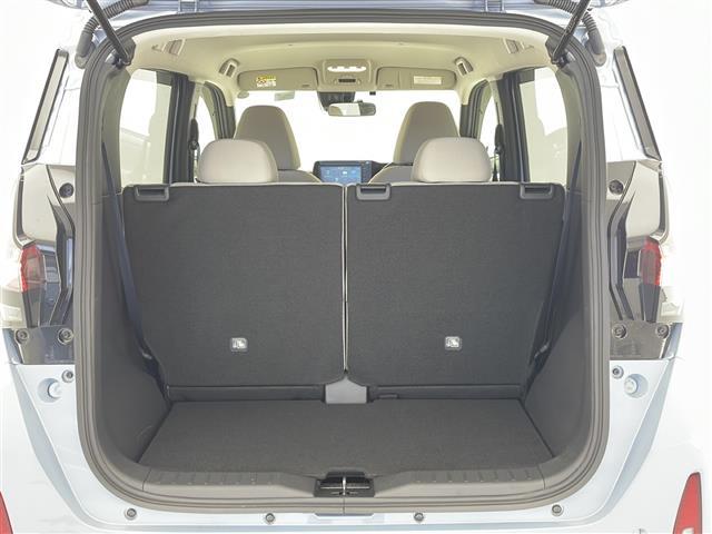 【ラゲッジスペース】ダンボールなどの大きい荷物も釣り具などの長尺物まで様々載せられそうです。