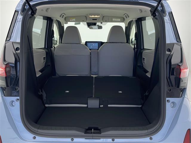 【ラゲッジスペース】ダンボールなどの大きい荷物も釣り具などの長尺物まで様々載せられそうです。