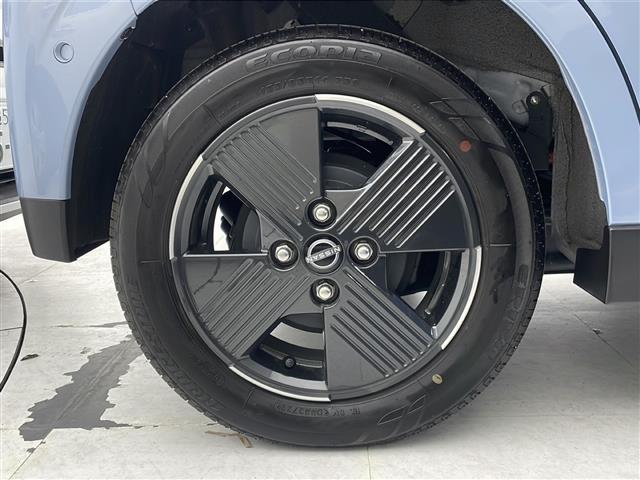 【純正アルミホイール】専用のアルミなので、お車のイメージにぴったり。社外のアルミやスタッドレスタイヤも取り扱いございます。ドレスアップもカスタマイズもお任せください。