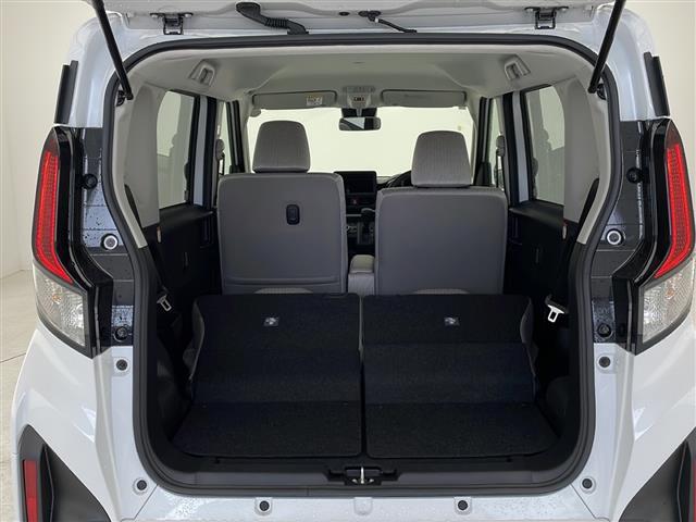 【ラゲッジスペース】リアシートを倒せばこの大容量！！ダンボールなどの大きい荷物も釣り具などの長尺物まで様々載せられそうです！！