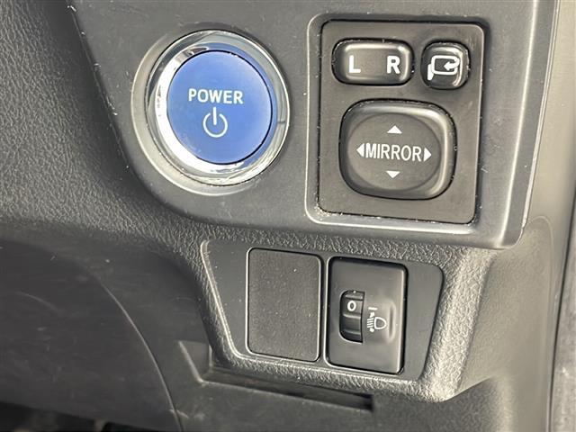 【　スマートキー・プッシュスタート　】鍵を挿さずにポケットに入れたまま鍵の開閉、エンジンの始動まで行えます。