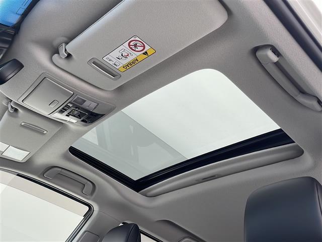 【　サンルーフ　】解放感溢れるサンルーフ♪車内には爽やかな風や太陽の穏やかな光が差し込みます♪