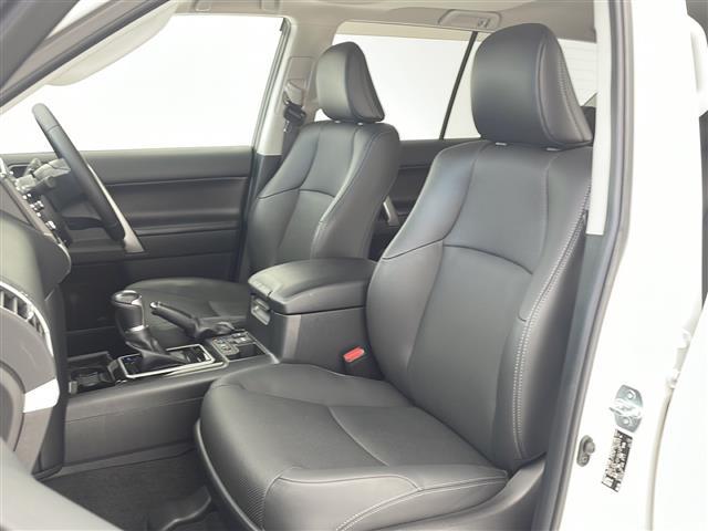 【　パワーシート　】最適なシートポジションを提供し快適にお過ごしいただけ、助手席は足元にお荷物を置いてもゆとりのある空間です。