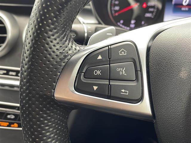 【　ステアリングスイッチ　】手元のスイッチでナビ操作が可能です。非常に便利な機能です。取り付けのナビによってはオプション設定となっております。