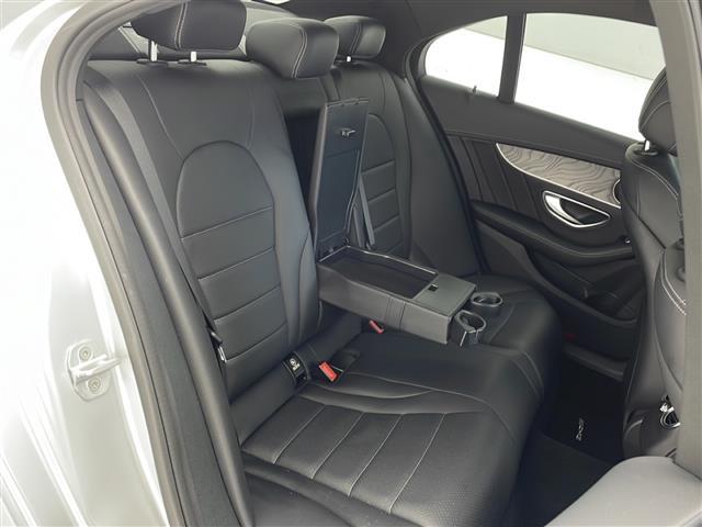 【　セカンドシート　】２列目も広々お乗りいただけます。