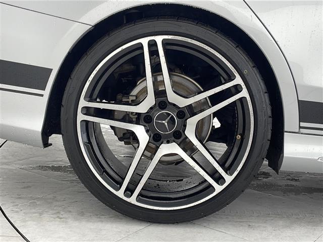 【純正アルミホイール】専用のアルミなので、お車のイメージにぴったり。社外のアルミやスタッドレスタイヤも取り扱いございます。ドレスアップもカスタマイズもお任せください。