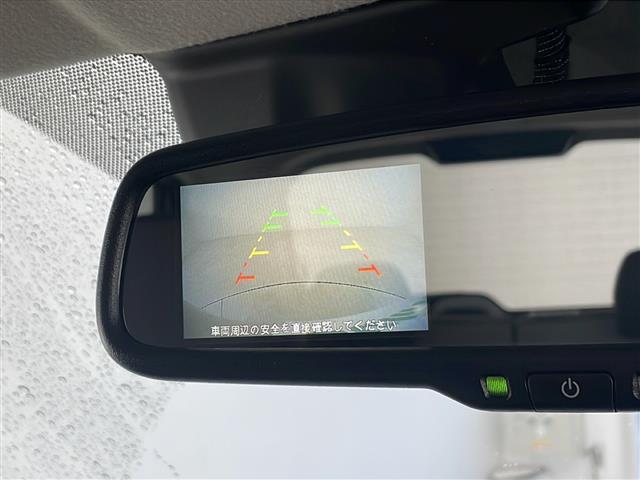 【全方位モニター】まるでクルマを真上から見下ろしたかのような視点で駐車をサポートします！クルマの斜め後ろや真横など、前後左右の４つのカメラの映像が合成されて、モニターに映し出されます。