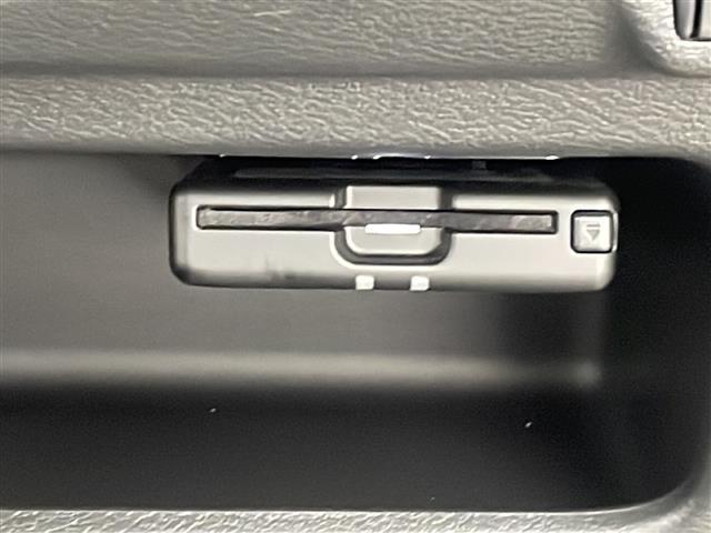 【ＥＴＣ】有料道路を利用する際に料金所で停止することなく通過できる、ＥＴＣ車載器（ノンストップ自動料金収受システム機器）が装備されています。セットアップを行うことで利用可能になります。