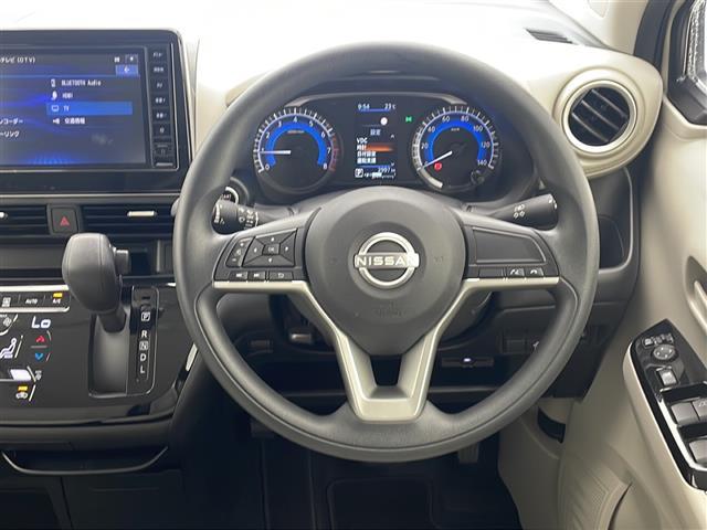 【ステアリング】軽い力で扱いやすいハンドルです。目立つ傷やスレなどなく綺麗な状態です！「プレミアム抗菌コートＧ」をいれていただくとさらに快適に！清潔なお車はお子様にも安心ですね！