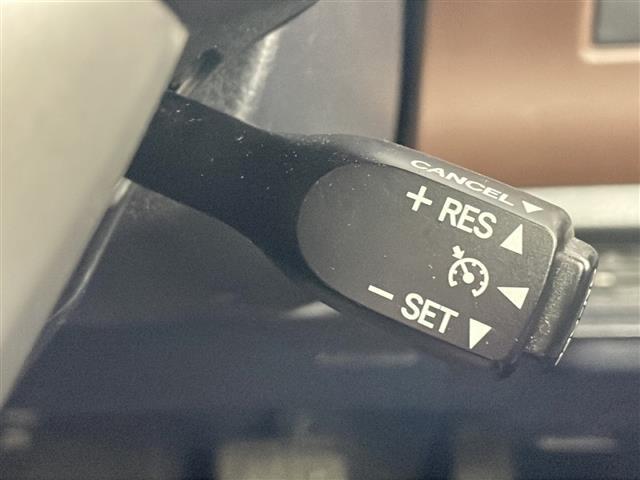 【　クルーズコントロール　】高速道路で便利なクルーズコントロールも装着済み。アクセルを離しても一定速度で走行ができる装備です。加速減速もスイッチ操作でＯＫです。