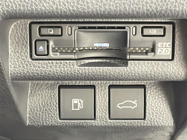 【ＥＴＣ】有料道路を利用する際に料金所で停止することなく通過できる、ＥＴＣ車載器（ノンストップ自動料金収受システム機器）が装備されています。セットアップを行うことで利用可能になります。