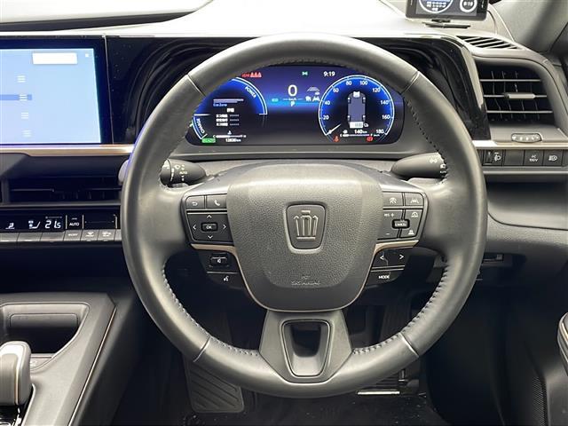 【革巻きステアリング】本革仕様で高級感あふれるハンドルです。使えば使うほど味が出てくるので段々と愛着が湧いてくるのはレザー素材ならではです！