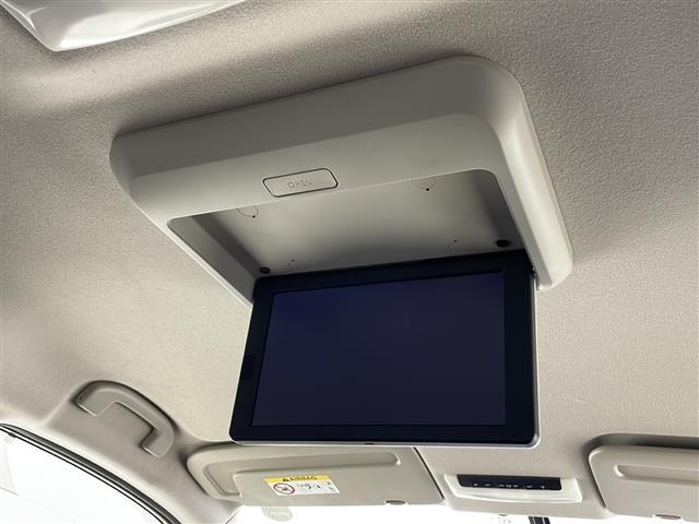 【　フリップダウンモニター　】天井にはフリップダウンモニターも装備されております♪お子様など、ロングドライブでも退屈せず楽しくお過ごしいただけます。