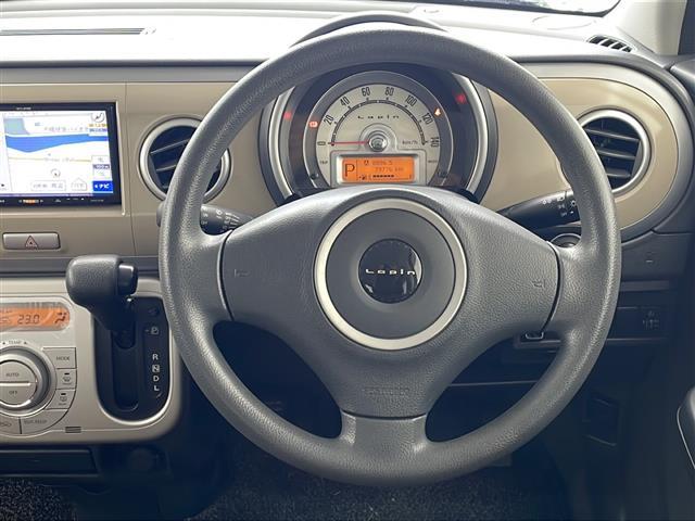 【ステアリング】軽い力で扱いやすいハンドルです。目立つ傷やスレなどなく綺麗な状態です！「プレミアム抗菌コートＧ」をいれていただくとさらに快適に！清潔なお車はお子様にも安心ですね！