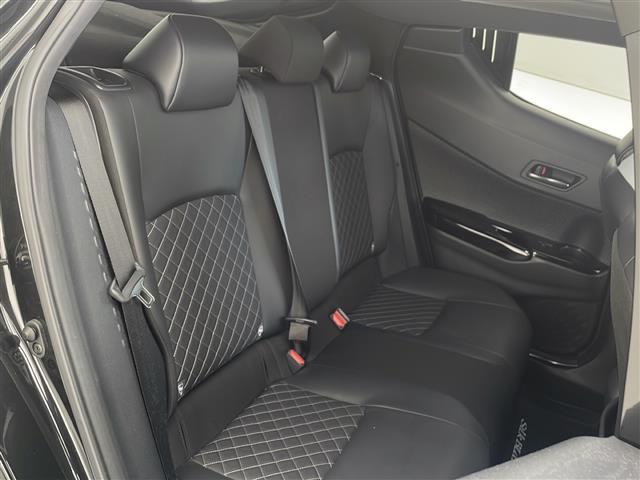 【　セカンドシート　】２列目も広々お乗りいただけます。